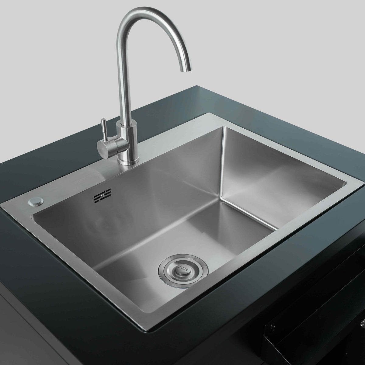 Cuisine extérieure Évier et barbecue en angle – 4 modules – finition noire
